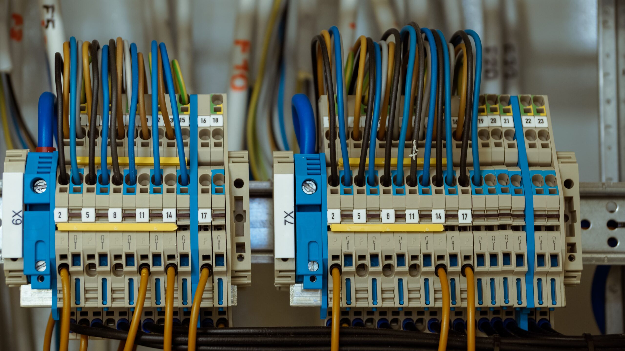 Detalle de instalación eléctrica con bornas de conexión y cables codificados por colores.