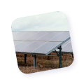 Paneles solares instalados en una estructura metálica sobre terreno natural.