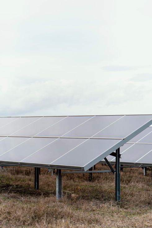Paneles solares fotovoltaicos montados sobre estructura metálica en campo abierto.